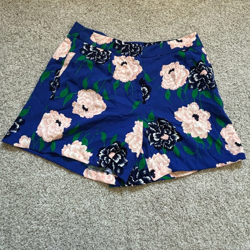 Ann Taylor Beautiful Blue Floral Casual Shorts Size 10 Pockets